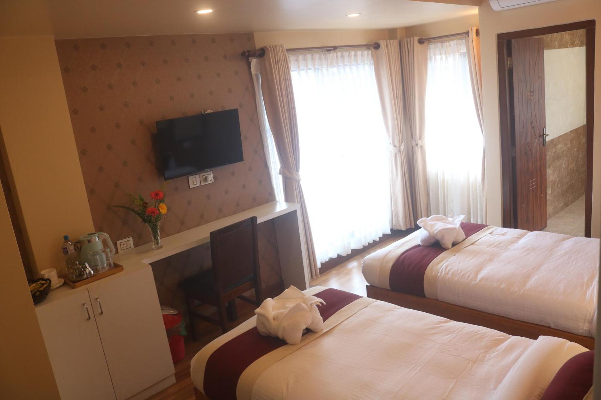 Hotel Family Ties Pvt. Ltd. Катманду Екстериор снимка